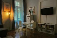 Televízia a/alebo spoločenská miestnosť v ubytovaní Dohany Design Apartments