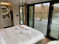 Posteľ alebo postele v izbe v ubytovaní L'Escale Royale Saint-Fargeau-Ponthierry - Seine - Melun
