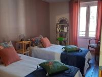 Łóżko lub łóżka w pokoju w obiekcie Gîte cosy avec jeux et terrasse à Auzon - FR-1-582-338