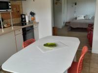Kuchnia lub aneks kuchenny w obiekcie Gîte loft au bord de la Meuse avec jardin, terrasses et activités variées à Vilosnes-Haraumont - FR-1-585-81