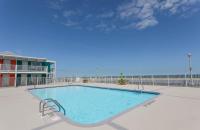 Der Swimmingpool an oder in der Nähe von Fish Tales Boardwalk Inn &amp; Ocean Mecca Motel