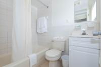 Ein Badezimmer in der Unterkunft Fish Tales Boardwalk Inn &amp; Ocean Mecca Motel
