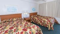 ein Hotelzimmer mit zwei Betten in einem Zimmer in der Unterkunft Fish Tales Boardwalk Inn &amp; Ocean Mecca Motel in Ocean City