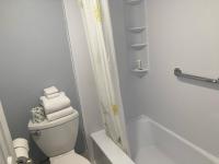 Ein Badezimmer in der Unterkunft Edgewater Inn