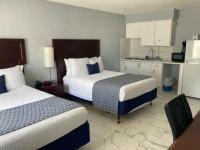 Ein Bett oder Betten in einem Zimmer der Unterkunft Edgewater Inn