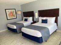 Ein Bett oder Betten in einem Zimmer der Unterkunft Edgewater Inn
