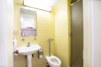 Ein Badezimmer in der Unterkunft West Side YMCA