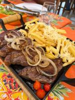 een dienblad met pasta op tafel bij Pousada Estância Mineira in Guapé