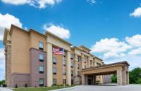 un hotel con una bandera americana delante de él en Hampton Inn Iowa City&#47;University Area, en Iowa City
