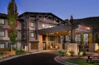 Un hotel con un cartel en la entrada. en Hampton Inn Jackson Hole, en Jackson