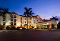 Un hotel con un estacionamiento enfrente. en Hampton Inn &amp; Suites Fort Myers Beach&#47;Sanibel Gateway, en Fort Myers Beach