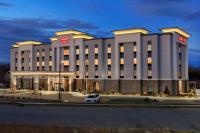Un hotel con un coche aparcado delante. en Hampton Inn Kernersville, en Kernersville