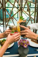 Un grupo de personas sosteniendo bebidas en una mesa. en Casa Salles Hotel Boutique, en Tequila