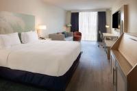 Hotel Dello Ft Lauderdale Airport, Tapestry Collection by Hiltonにあるベッド
