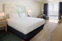 Hotel Dello Ft Lauderdale Airport, Tapestry Collection by Hiltonにあるベッド