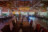 Un restaurante u otro lugar para comer en Whispering Palms Island Resort