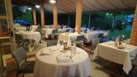 un restaurant avec tables et chaises et nappes blanches dans l'établissement Hotel Regina, à Forte dei Marmi