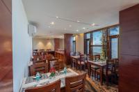 Un restaurante con mesas y sillas en una sala. en The Seasons Dalhousie - Best Valley View & Mountain View AC Hotel in Dalhousie, en Dalhousie