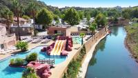 Vue sur la piscine de l&#39;&eacute;tablissement Camping Vall&eacute;e du Paradis ou sur une piscine &agrave; proximit&eacute;