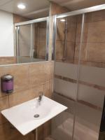 A bathroom at Hotel Complutense