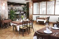 Reštaurácia alebo iné gastronomické zariadenie v ubytovaní Hotel Rocio