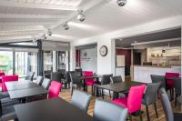 Część wypoczynkowa w obiekcie Logis hôtel restaurant la Haute Forêt