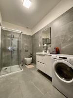 Łazienka w obiekcie NEW, BEAUTIFUL APT WITH PARKING IN BEST LOCATION!