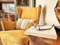 A seating area at GardenBnB- apartment with garden & seaview