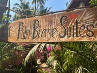 un cartel de madera que dice la brea blanca suites en Palm Breeze Suites, en Palolem