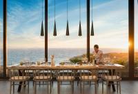 Le Meridien Bodrum Beach Resort في بوغازيتْشي: غرفة طعام مع طاولة مطلة على المحيط