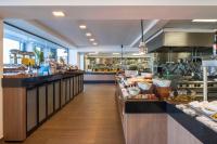 Le Meridien Bodrum Beach Resort في بوغازيتْشي: مطبخ كبير مع الكثير من الطعام