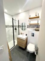 a bathroom with a toilet and a sink and a shower at T2 situé au cœur du centre historique de Dinan in Dinan