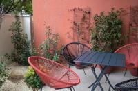 a picnic table and chairs in a patio with a wall at E Fauvette appartement de standing avec terrasse in Épernay