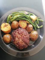 L'ânon d'Andon في Andon: طبق من الطعام يحتوي على كرات اللحم والبطاطس والفاصوليا الخضراء