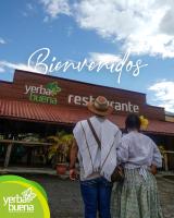 佩雷拉Finca Hotel Yerbabuena的站在商店前的男人和女人