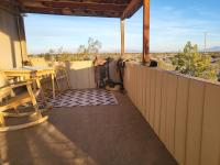 A rest after a day in the Death Valley desertにあるバルコニーまたはテラス
