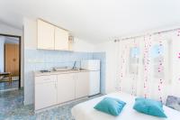 Kuchyňa alebo kuchynka v ubytovaní Apartments by the sea Sevid, Trogir - 4287