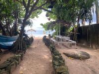 コスゴダにあるOruwa Turtle Beach Villaの海辺のベンチ