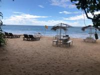 コスゴダにあるOruwa Turtle Beach Villaの海の景色を望むビーチ(椅子、パラソル付)
