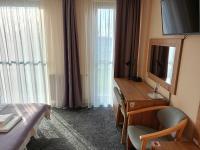 Televízia a/alebo spoločenská miestnosť v ubytovaní Hotel Olimpijski