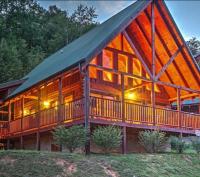 eine große Holzhütte mit einem großen Gameradach in der Unterkunft Solid Ground Lodge with Yard! in Pigeon Forge
