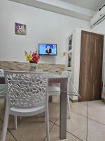 Televízia a/alebo spoločenská miestnosť v ubytovaní Clary Home Cefalu'
