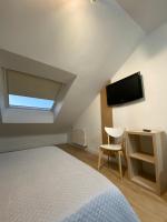 Televízia a/alebo spoločenská miestnosť v ubytovaní Hostal La Frontera