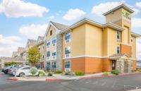 Un hotel con coches aparcados en un estacionamiento. en Extended Stay America Suites - Temecula - Wine Country, en Temecula