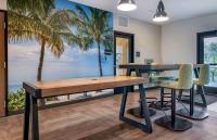 Extended Stay America Premier Suites - Tampa - Fairgrounds - Casinoにあるテレビまたはエンターテインメントセンター