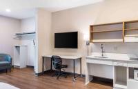Extended Stay America Premier Suites - Tampa - Fairgrounds - Casinoにあるテレビまたはエンターテインメントセンター