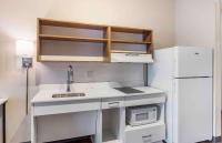 Extended Stay America Premier Suites - Tampa - Fairgrounds - Casinoにあるキッチンまたは簡易キッチン