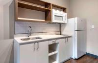 Extended Stay America Premier Suites - Tampa - Fairgrounds - Casinoにあるキッチンまたは簡易キッチン