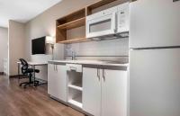 Extended Stay America Premier Suites - Tampa - Fairgrounds - Casinoにあるキッチンまたは簡易キッチン