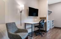 Extended Stay America Premier Suites - Tampa - Fairgrounds - Casinoにあるテレビまたはエンターテインメントセンター